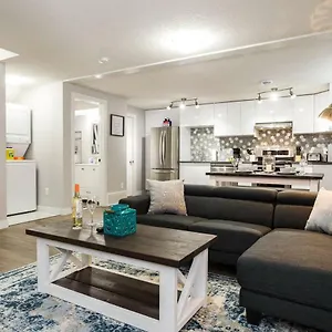 Apartment Modern Executive I Complimentary Netflix & Parking! Canada